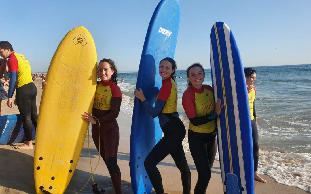 Nemocnice, surfing i delfíni